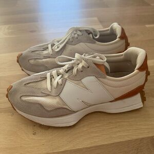Women’s New Balance 327 Beige & White Athletic Sneakers, size 8